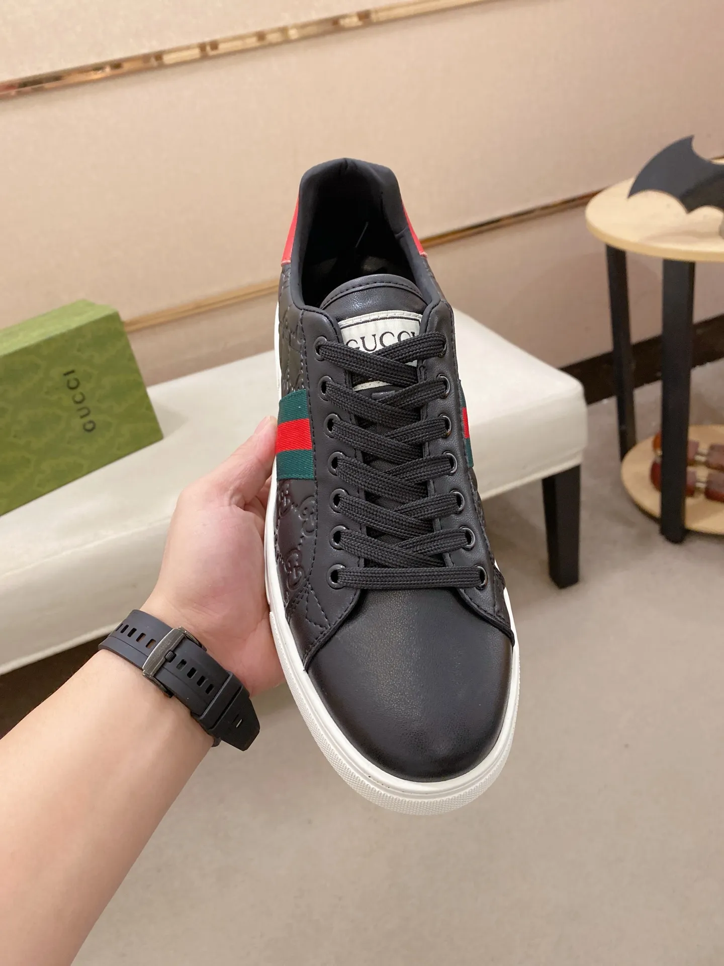 Factory price: 480💰 (GUCCI) The latest model from the official website 🎁🎁Casual and fashionable men's shoes👟, hot style 💥The version is simple and elegant, exclusive for trendy men. Unique official website latest brand elements 👑Gucci original decoration, fashionable and generous, the fabric is original cowhide ✅sheepskin lining, the official website specifies wear-resistant casual outsole, the classic model is taken in kind at the counter🎬38-44 (45 is not returned or exchanged)